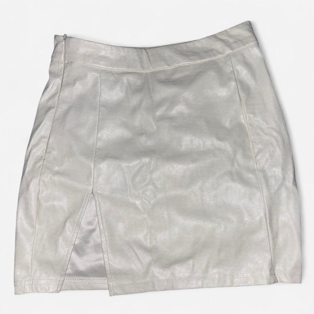 Elegant White Snakeskin Mini Skirt